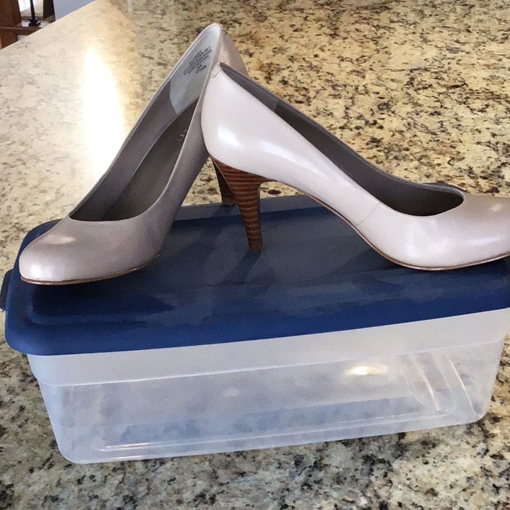 Nude Pumps